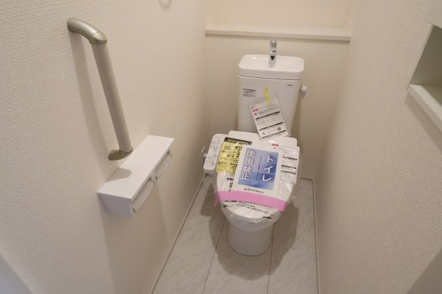 《仲介手数料無料》岩槻区大字岩槻5273-19(全1戸)新築一戸建てブルーミングガーデンのトイレ|撮影日 　2025年11月6日 14:15 曇り