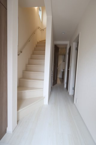 《仲介手数料無料》岩槻区大字岩槻5273-19(全1戸)新築一戸建てブルーミングガーデンの玄関|撮影日 　2025年11月6日 14:15 曇り