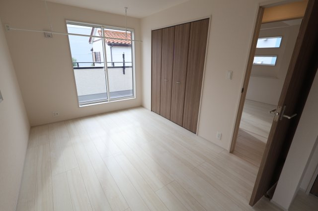 《仲介手数料無料》岩槻区大字岩槻5273-19(全1戸)新築一戸建てブルーミングガーデンの洋室|撮影日 　2025年11月6日 14:15 曇り