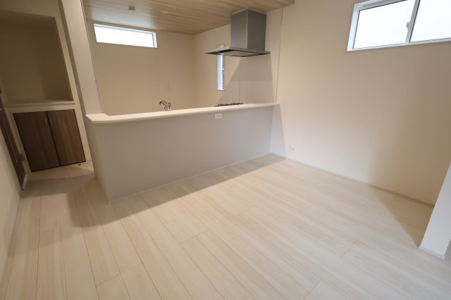 《仲介手数料無料》岩槻区大字岩槻5273-19(全1戸)新築一戸建てブルーミングガーデンの居間・リビング|撮影日 　2025年11月6日 14:15 曇り