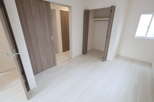 《仲介手数料無料》岩槻区大字岩槻5273-19(全1戸)新築一戸建てブルーミングガーデンの洋室|撮影日 　2025年11月6日 14:15 曇り