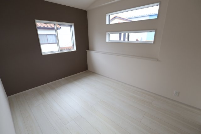 《仲介手数料無料》岩槻区大字岩槻5273-19(全1戸)新築一戸建てブルーミングガーデンの洋室|撮影日 　2025年11月6日 14:15 曇り