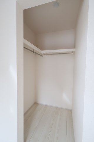 《仲介手数料無料》岩槻区大字岩槻5273-19(全1戸)新築一戸建てブルーミングガーデンの収納|撮影日 　2025年11月6日 14:15 曇り