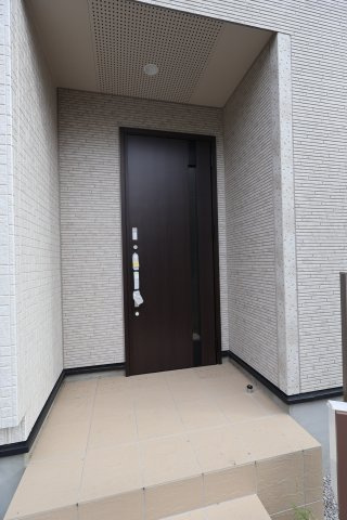 《仲介手数料無料》岩槻区大字岩槻5273-19(全1戸)新築一戸建てブルーミングガーデンの玄関|撮影日 　2025年11月6日 14:15 曇り