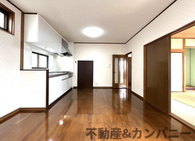 畑寺2丁目中古戸建の居間・リビング|使いやすいリビングです