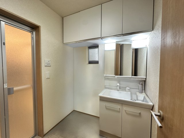 清瀬市旭が丘中古戸建の独立洗面台|※画像は家具消去のCG加工が行われております。
