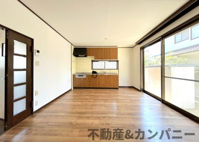 水泥町中古戸建の居間・リビング|使いやすい居間です