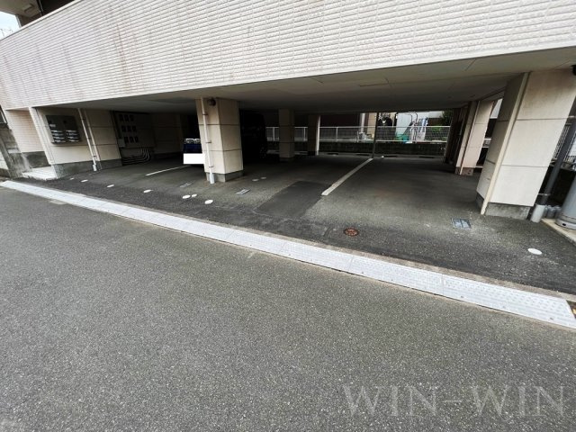 カーサフォルトゥーナの駐車場