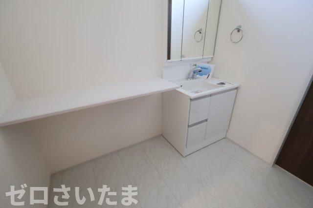 《仲介手数料無料》岩槻区大字南辻32新築一戸建てリーブルガーデンの独立洗面台|撮影日 2025年10月27日 15:00 晴れ