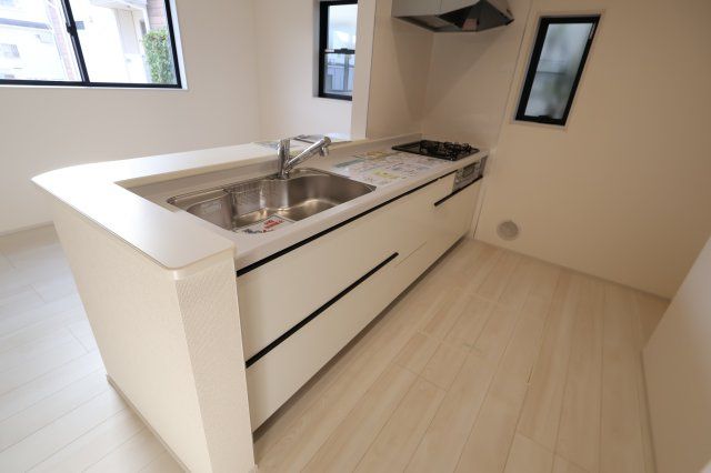 《仲介手数料無料》岩槻区大字南辻32新築一戸建てリーブルガーデンのキッチン|撮影日 2025年10月27日 15:00 晴れ