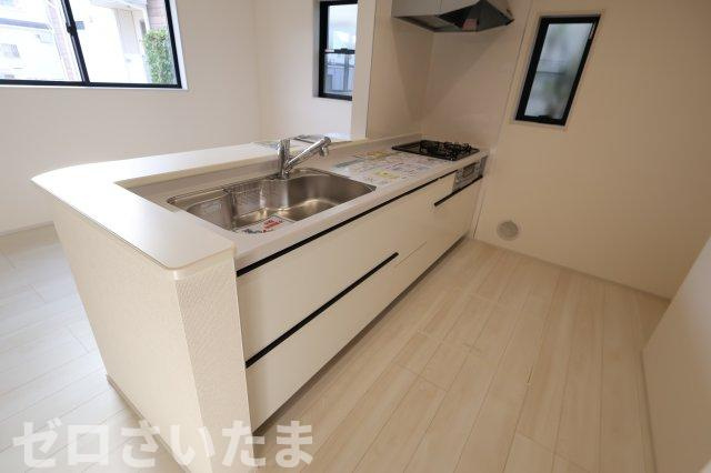 《仲介手数料無料》岩槻区大字南辻32新築一戸建てリーブルガーデンのキッチン|撮影日 2025年10月27日 15:00 晴れ
