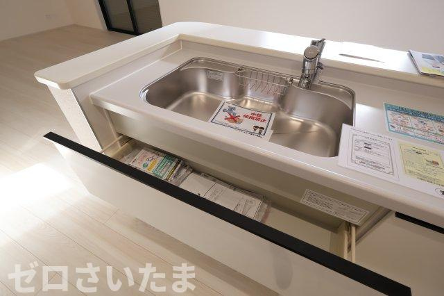 《仲介手数料無料》岩槻区大字南辻32新築一戸建てリーブルガーデンのキッチン|撮影日 2025年10月27日 15:00 晴れ