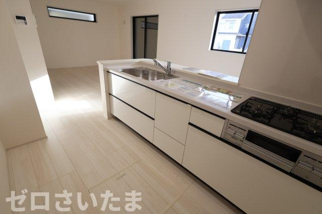 《仲介手数料無料》岩槻区大字南辻32新築一戸建てリーブルガーデンのキッチン|撮影日 2025年10月27日 15:00 晴れ