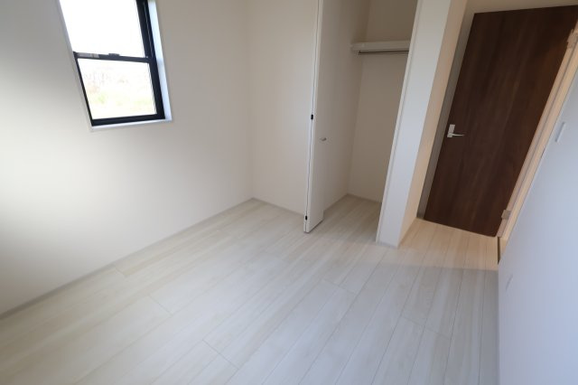 《仲介手数料無料》岩槻区大字南辻32新築一戸建てリーブルガーデンの洋室|撮影日 2025年10月27日 15:00 晴れ