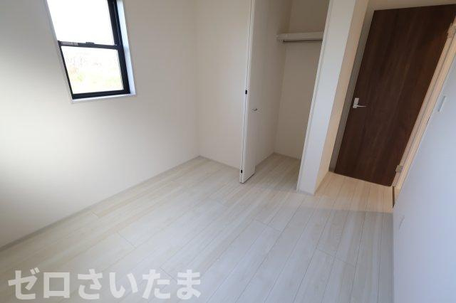 《仲介手数料無料》岩槻区大字南辻32新築一戸建てリーブルガーデンの洋室|撮影日 2025年10月27日 15:00 晴れ