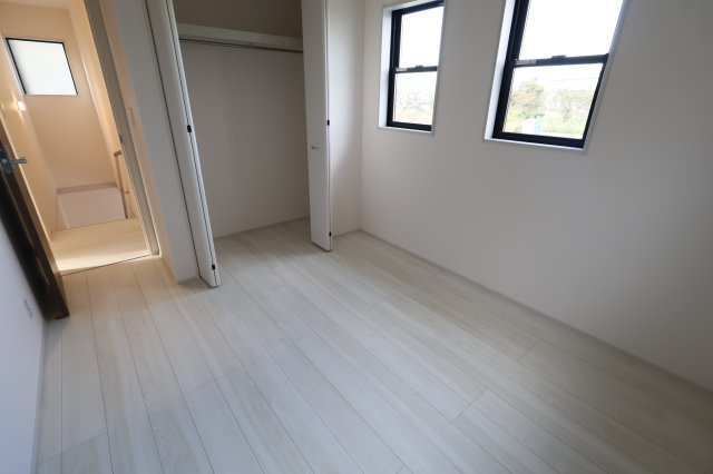 《仲介手数料無料》岩槻区大字南辻32新築一戸建てリーブルガーデンの洋室|撮影日 2025年10月27日 15:00 晴れ