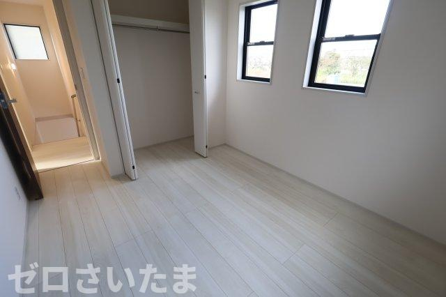 《仲介手数料無料》岩槻区大字南辻32新築一戸建てリーブルガーデンの洋室|撮影日 2025年10月27日 15:00 晴れ