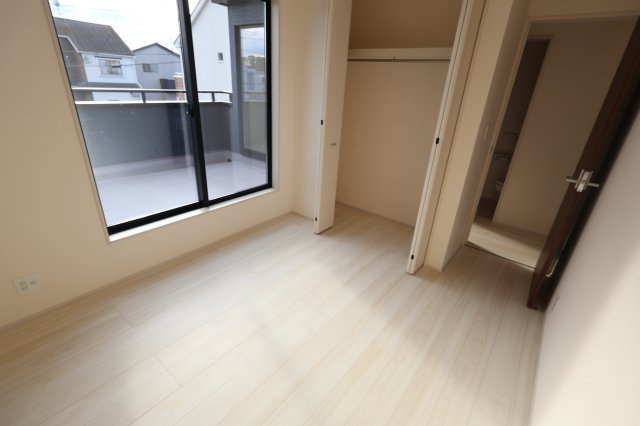 《仲介手数料無料》岩槻区大字南辻32新築一戸建てリーブルガーデンの洋室|撮影日 2025年10月27日 15:00 晴れ