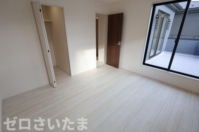 《仲介手数料無料》岩槻区大字南辻32新築一戸建てリーブルガーデンの洋室|撮影日 2025年10月27日 15:00 晴れ