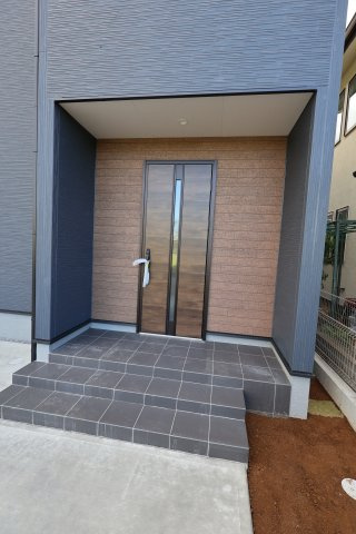 《仲介手数料無料》岩槻区大字南辻32新築一戸建てリーブルガーデンの玄関|撮影日 2025年10月27日 15:00 晴れ