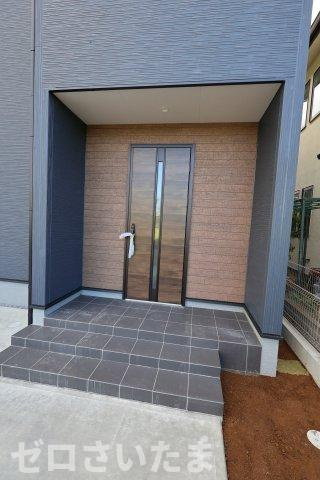 《仲介手数料無料》岩槻区大字南辻32新築一戸建てリーブルガーデンの玄関|撮影日 2025年10月27日 15:00 晴れ