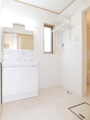 名古屋市中村区野上町の中古一戸建の独立洗面台|◇洗面脱衣室◇　　三面鏡洗面台　床下収納