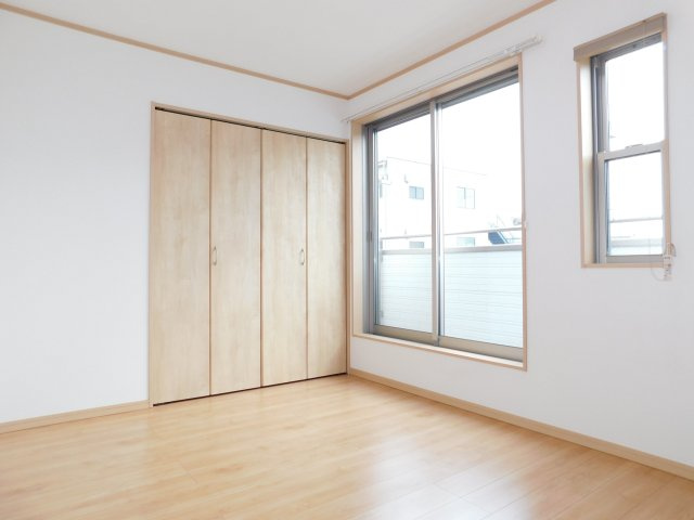 名古屋市中村区野上町の中古一戸建の洋室|◇洋室◇　　南面で明るい洋室約５．６帖　全居室収納完備♪　バルコニー付き！