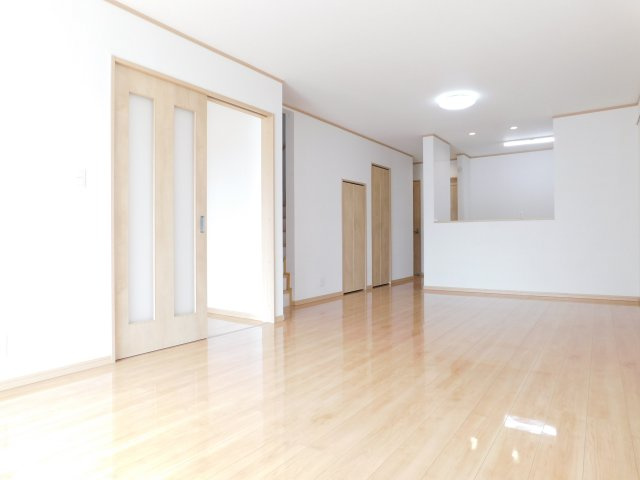 名古屋市中村区野上町の中古一戸建の居間・リビング|◇リビング◇　　南面で明るいリビング約１８．５帖　リビング収納完備