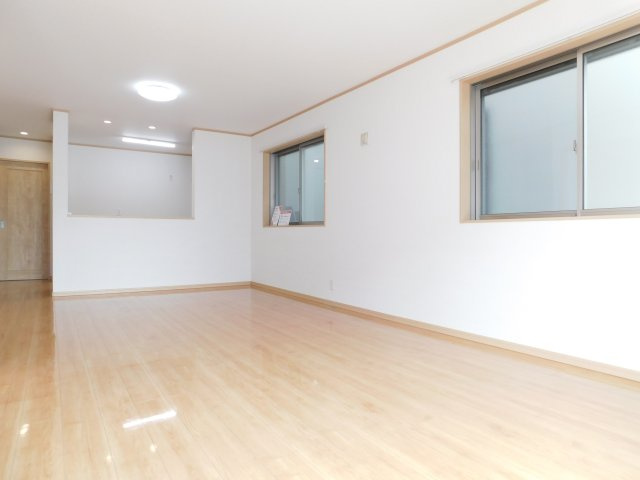 名古屋市中村区野上町の中古一戸建の居間・リビング|◇リビング◇　　南面で明るいリビング約１８．５帖　リビング全体が見渡せる対面キッチン♪