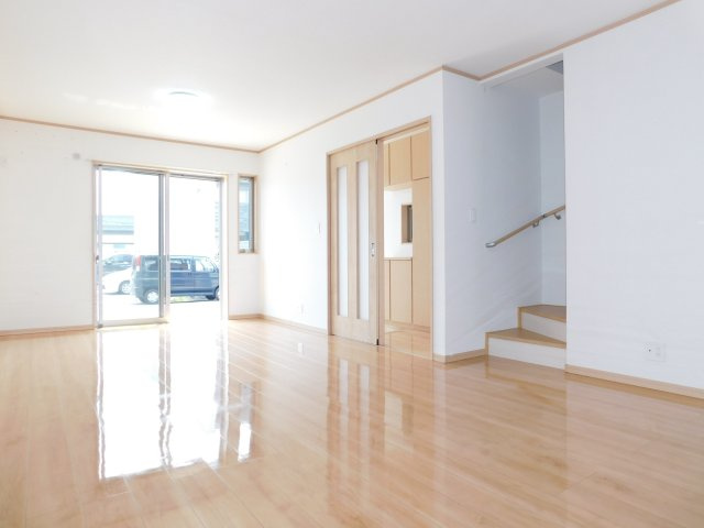 名古屋市中村区野上町の中古一戸建の居間・リビング|◇リビング◇　　南面で明るいリビング約１８．５帖　家族のコミュニケーションの機会が増えるリビング階段♪