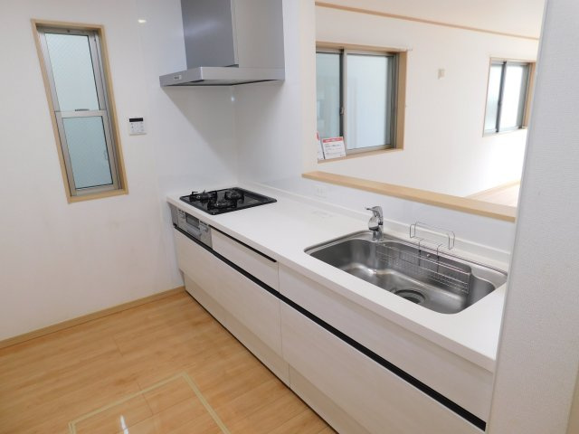 名古屋市中村区野上町の中古一戸建のキッチン|◇キッチン◇　　システムキッチン・三口コンロ　