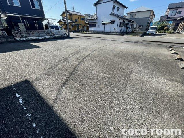 グランシャリオⅢの駐車場