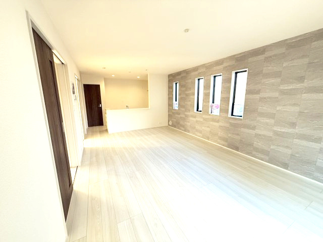 リーブルガーデンＳ前橋南町　１号棟の居間・リビング|ゆったり過ごせる18.1帖リビング♪人気の対面式キッチンを配した空間はお好みの家具も合わせやすく、家族がくつろぐ快適な空間造りをサポート。窓からは明るい陽光が差し込みます。