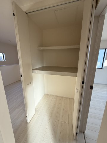 リーブルガーデンＳ前橋南町　１号棟の収納|2階廊下にも収納があります。