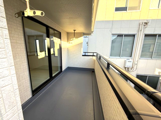 リーブルガーデンＳ前橋南町　１号棟のバルコニー|奥行きのあるワイドバルコニーです。洗濯物も沢山干せて便利です！南面バルコニーは、室内にも暖かな陽光を取り入れることができます☆