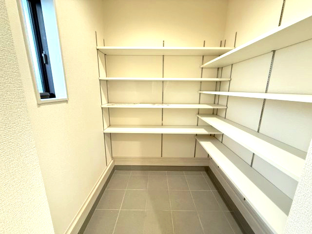 リーブルガーデンＳ前橋南町　１号棟の玄関|大型シューズインクロークです。靴以外にも趣味の道具等の収納にも便利ですよ！