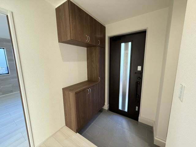 リーブルガーデンＳ前橋南町　１号棟の玄関|シューズインクローク以外にも、たっぷり収納付き。