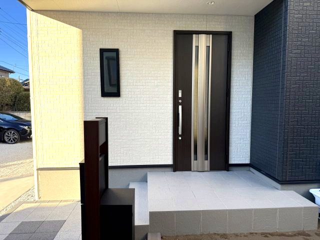 リーブルガーデンＳ前橋南町　１号棟の玄関|玄関前も広々しています♪タイル敷なのでお掃除も楽々ですよ！