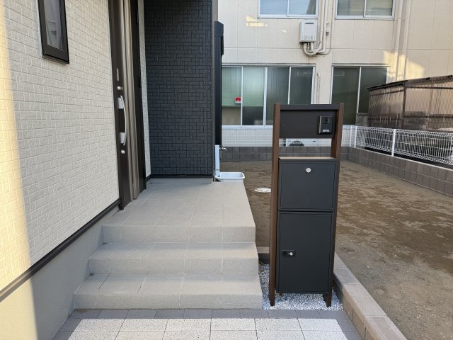 リーブルガーデンＳ前橋南町　１号棟の玄関|落ち着いた玄関です♪モニター付きインターホン・宅配ボックスが標準装備！