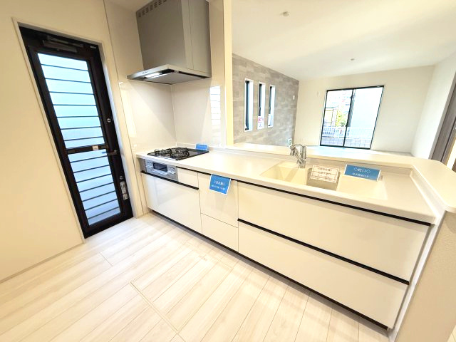 リーブルガーデンＳ前橋南町　１号棟のキッチン|人気のカウンターキッチン採用です☆便利な勝手口もございます。
コンロも３口ご用意しています！調理スペースも広くストレスなくお料理できます。
浄水器つきなので美味しいお水も飲めますよ♪