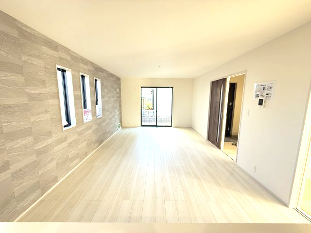 リーブルガーデンＳ前橋南町　１号棟の居間・リビング|カウンターキッチンなのでお料理をしながら会話もできます。
夕食の支度をしながら、お子様の様子も見られて自然と会話も増えますよ♪