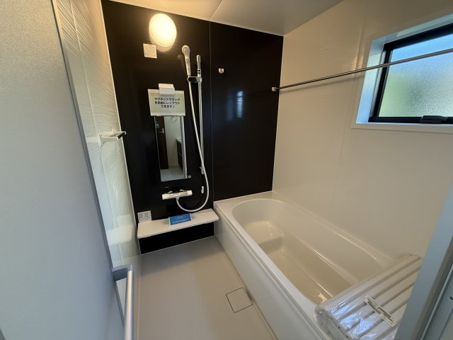 リーブルガーデンＳ前橋南町　１号棟の浴室|１坪タイプのフルオートバスです！
足を延ばして入れる広さなので一日の疲れも癒されますよ♪
室内物干しや浴室乾燥機もあるのでお天気の悪い日にはランドリースペースとしてもご利用できます！