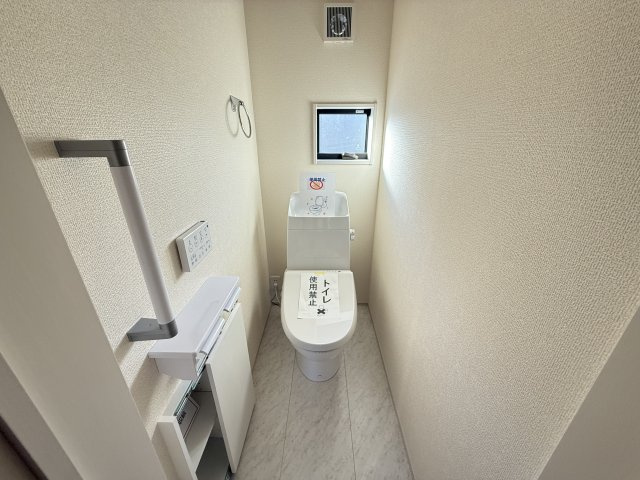 リーブルガーデンＳ前橋南町　１号棟のトイレ|1階トイレです。清潔感のある白を基調としています。
温水洗浄・便座暖房機能の付いた快適なトイレです☆