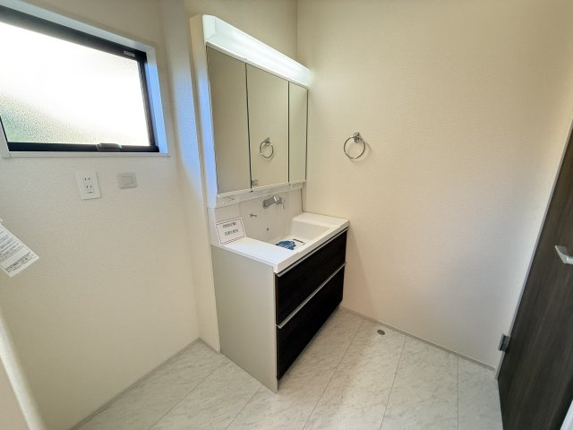 リーブルガーデンＳ前橋南町　１号棟の独立洗面台|シャワー水栓付き洗面台で朝の身支度もバッチリです！
洗面台には収納スペースもあり洗面室もすっきり片付きますよ！