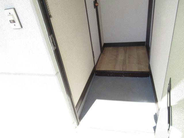 ひばりハイツの玄関