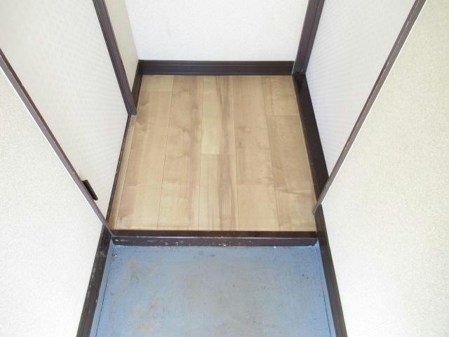 ひばりハイツの玄関