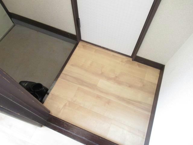 ひばりハイツの玄関