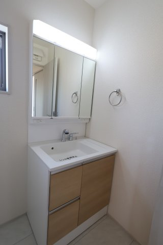 《仲介手数料無料》岩槻区大字平林寺589新築一戸建てリーブルガーデンの独立洗面台