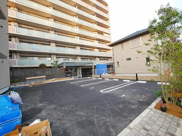 シャーメゾン　杉ケ町の駐車場|車をお持ちの方に嬉しい駐車場付きの物件です