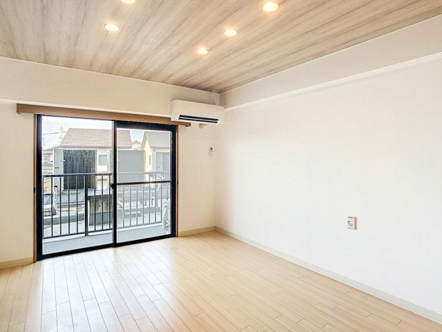 シェモア駅西の洋室